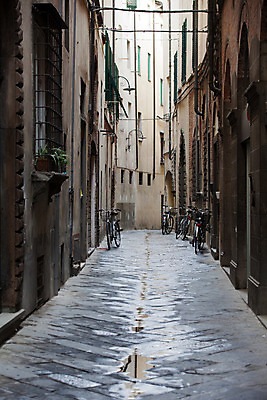 포토 JPG 해외이미지 여행 건축양식 아침 거리 그림자 사람없음 건물 장식 빛 자전거 이탈리아 도시 중세 모서리 그림 통로 순환 좁은 타운 르네상스 시에나 옛날 토스카나 해외202004 해외포토 주간 건축물 건축 유럽 모션 바이크 역사 파일형식 이미지허브