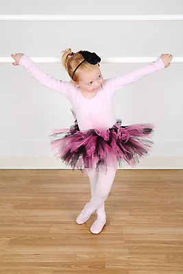 포토 JPG 해외이미지 백인 학생 드레스 여자 어린이 분홍색 포즈 신발 장난 한명 서기 미소 사람 친구 치마 머리 보라색 유치원 연주자 꿈 댄서 춤 그물 우아함 작음 발레 발레리나 발레복 연예인 걸음마 단아함 해외202004 해외포토 서양인 직업 1 옷 교육 컬러 컨셉 관계 모션 하의 문화예술 표정 신체부위 음악가 크기 파일형식 이미지허브