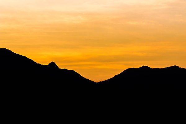 포토 JPG 해외이미지 실루엣 백그라운드 태국 자연 하늘 아침 날씨 산 풍경 사람없음 빨간색 파란색 태양 노란색 일출 어둠 황혼 일몰 새벽 광선 저녁 언덕 장면 해외202004 해외포토 주간 자연요소 아시아 컬러 촬영기법 노을 야간 생태계 파일형식 이미지허브