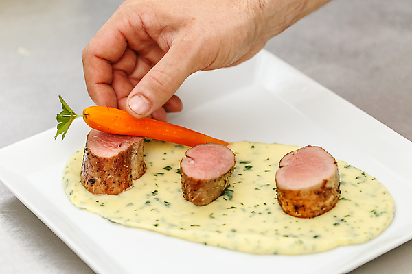 포토 JPG 해외이미지 직업 접시 손 음식 채소 육류 돼지고기 요리 사람없음 주방 식당 요리사 당근 작업 고명 허리 준비 해외202004 해외포토 식기 식재료 뿌리채소 신체부위 상점 파일형식 이미지허브