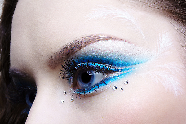 포토 JPG 해외이미지 여자 컨셉 무늬 실내 한명 근접촬영 성인 옆모습 신체부위 파란색 눈화장 큐빅 페이스페인팅 성인여자한명만 해외202004 해외포토 1 뷰포인트 컬러 사람 내부 화장 광석 여자한명만 성인여자만 파일형식 이미지허브