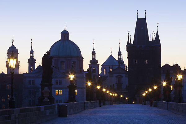 포토 JPG 해외이미지 외관 유럽 건축양식 아침 미술 사람없음 야외 빛 도시풍경 조각상 탑 새벽 등불 램프 도시 세계여행 체코 프라하 첨탑 옛날 해외202004 해외포토 주간 자연요소 건축물 건축 나라 여행 문화예술 조명 풍경 세계 조형물 파일형식 이미지허브