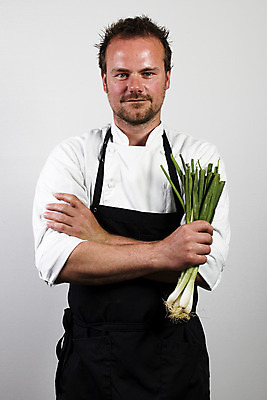 포토 JPG 해외이미지 백인 유럽 음식 채소 북유럽 요리 한명 미소 주방 요리사 샐러드 잡기 전문직 준비 긍정 파 서유럽 음식준비 해외202004 해외포토 서양인 직업 1 나라 컨셉 모션 표정 사람 파일형식 이미지허브