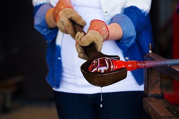 포토 JPG 해외이미지 모양 여자 유리 미술 한명 뜨거움 성형수술 불기 서식 조형 곰팡이 해외202004 해외포토 1 모션 재질 문화예술 사람 수술 파일형식 이미지허브