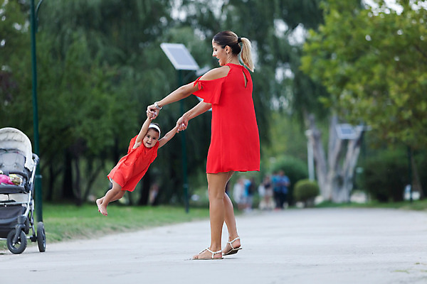 포토 JPG 해외이미지 라이프스타일 커플 공원 여자 딸 행복 어린이 장난 가족 엄마 함께함 사랑 사람 야외 두명 기쁨 해외202004 해외포토 공공시설 감정 컨셉 관계 생활 파일형식 이미지허브