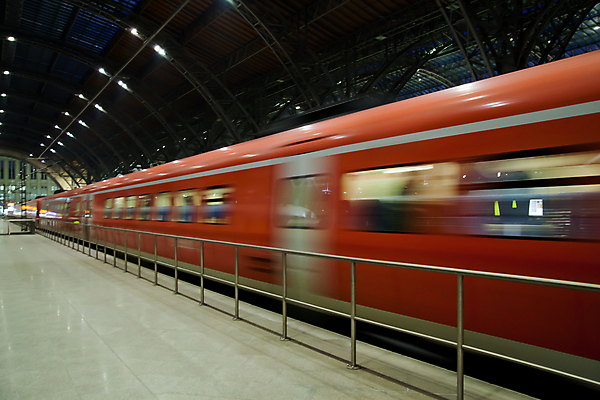 포토 JPG 해외이미지 여행 교통시설 모션 사람없음 가로 기차 역 야간 저녁 연결 교차로 속도 출퇴근 지역 단상 블러 선로 통근 해외202004 해외포토 자연요소 길 육상교통 교통 비즈니스 대중교통 시설 출근 파일형식 이미지허브