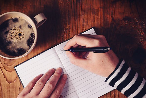 포토 JPG 해외이미지 백인 1 라이프스타일 여자 커피 음료 아이디어 관리 미술 성인 사람없음 컵 다이어리 쪽지 공책 에너지 머그컵 뜨거움 기자 고독 잡지 야간 저녁 작가 집중 복고 격려 시인 카페인 프리랜서 혼자 해외202004 해외포토 자연요소 서양인 직업 식기 감정 컨셉 모션 문화예술 문구용품 사람 생활 간행물 사무용품 밤 파일형식 이미지허브