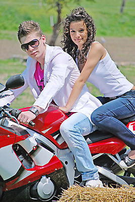 포토 JPG 해외이미지 모델 라이프스타일 커플 여자 남자 행복 관계 포옹 자연 사랑 미소 소년 두명 10대 빨간색 여름 친구 농장 유행 목장 우정 오토바이 흰색 시골 바퀴 승차 열정 모터 해외202004 해외포토 계절 감정 어린이 컬러 농업 안기 모션 청소년 표정 사람 생활 바이크 생태계 파일형식 이미지허브