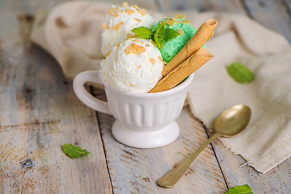 포토 JPG 해외이미지 아이스크림 실내 사람없음 컵 숟가락 식탁보 달콤 민트 담기 나무탁자 막대과자 해외202004 해외포토 식기 모션 탁자 디저트 수저 내부 과자 맛 허브 파일형식 이미지허브