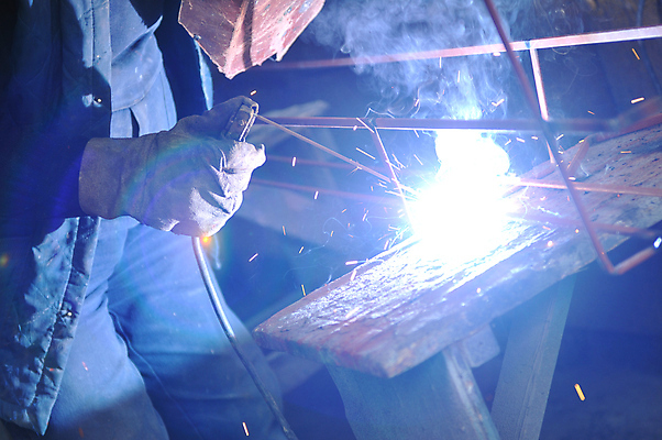 포토 JPG 해외이미지 남자 실내 한명 상반신 성인 옆모습 빛 잡기 업무 연기 불똥 용접 용접공 용접기 용접마스크 철강 성인남자한명만 해외202004 해외포토 직업 1 뷰포인트 모션 마스크 사람 내부 작업 남자한명만 성인남자만 파일형식 이미지허브