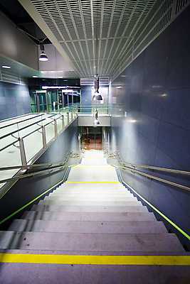 포토 JPG 해외이미지 여행 비즈니스 건축양식 모션 실내 사람없음 내부 건물 계단 기차 도시 비엔나 오스트리아 전철 역 쇼핑몰 에스컬레이터 일반 단계 방법 해외202004 해외포토 건축물 건축 유럽 육상교통 교통시설 대중교통 파일형식 이미지허브