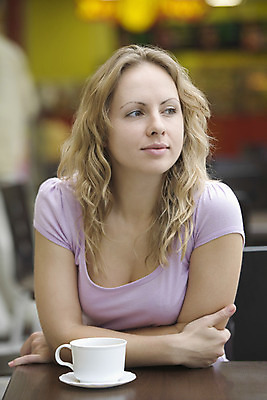 포토 JPG 해외이미지 주간 백인 여자 청소년 탁자 실내 한명 앉기 20대 금발 팔짱 기다림 커피잔 쇼핑몰 상업 러시아 성인여자만 해외202004 해외포토 자연요소 서양인 1 헤어스타일 유럽 커피 가구 모션 잔 사람 청년 내부 여자만 성인만 파일형식 이미지허브