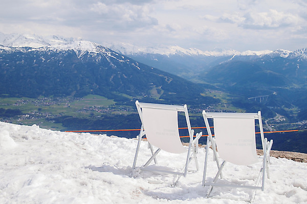 포토 JPG 해외이미지 주간 구름 겨울 의자 자연 하늘 산 파노라마 풍경 사람없음 햇빛 맑음 오스트리아 언덕 자연백그라운드 해외202004 해외포토 자연요소 계절 유럽 가구 백그라운드 날씨 촬영기법 태양 생태계 파일형식 이미지허브