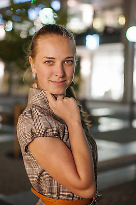 포토 JPG 해외이미지 백인 모델 옷 여자 행복 유럽 백그라운드 크리스마스 겨울 휴가 전등 한명 사람 성인 야외 빨간색 컬러풀 머리 유행 카메라 사진촬영 활발 축하 도시 화려 우아함 야간 저녁 사진사 슛 빛망울 블러 캡모자 스타일 해외202004 해외포토 자연요소 서양인 모자_잡화 1 계절 기념일 감정 나라 컬러 컨셉 조명 신체부위 전자제품 빛 촬영 작가 파일형식 이미지허브