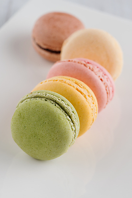 포토 JPG 해외이미지 실내 사람없음 아웃포커스 달콤 흰배경 마카롱 해외202004 알록달록 해외포토 백그라운드 디저트 촬영기법 내부 컬러풀 흰색 맛 파일형식 이미지허브