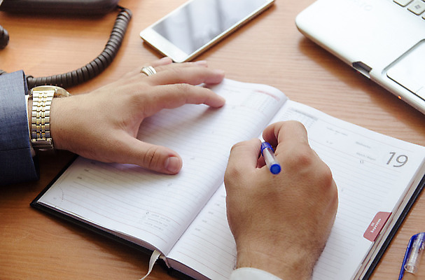 포토 JPG 해외이미지 직업 1 라이프스타일 손 남자 비즈니스 탁자 모바일 직장 한명 사람 앉기 정장 노트북 스마트폰 컴퓨터 사무실 펜 공책 흰색 키보드 반지 업무 작업 비즈니스맨 손목시계 책상 해외202004 해외포토 옷 시계 컬러 가구 회사 장신구 모션 문구용품 생활 신체부위 전자제품 핸드폰 스마트기기 필기구 직장인 파일형식 이미지허브