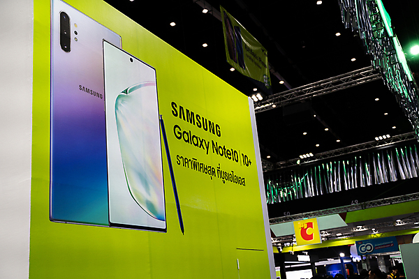 포토 JPG 해외이미지 배너 회사 비즈니스 태국 모바일 서기 사람 이벤트 사람없음 스마트폰 운동 상점 정보 센터 뉴스 시장 가장자리 구매 군중 사과 큼 전시회 무역 진열장 방콕 쇼 공평 10월 부스 매각 엑스포 해외202004 해외포토 산업 아시아 과일 모션 건강 핸드폰 스마트기기 쇼핑 전시 날짜 둘레 크기 파일형식 이미지허브