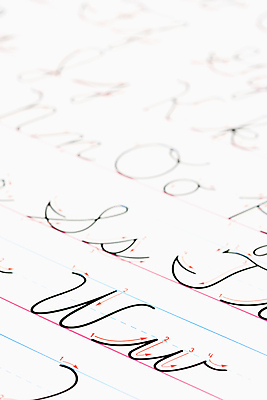 포토 JPG 해외이미지 알파벳 교육 종이 컨셉 텍스트 통신 학교 수업 실내 초등학교 사람없음 세로 사진촬영 기록 가르침 주름 편지 심볼 연습 오브젝트 페이지 대본 맞춤법 필기체 문해 해외202004 해외포토 문자 영어 한글 내부 촬영 파일형식 이미지허브