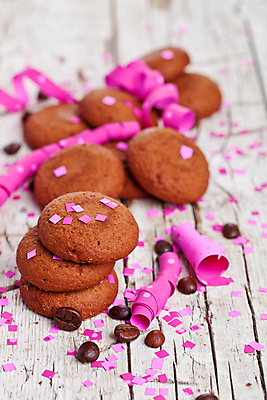 포토 JPG 해외이미지 리본 포장 사람없음 쌓기 쿠키 초콜릿 원두 달콤 꽃가루 나무배경 해외202004 해외포토 커피 백그라운드 모션 디저트 맛 가루 파일형식 이미지허브