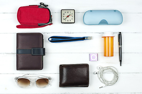 포토 JPG 해외이미지 안경 시계 분홍색 이어폰 오렌지 노래 놀이 사람없음 책 빨간색 파란색 상자 알약 약 펜 갈색 검은색 쪽지 흰색 시간 신용카드 지갑 주머니 가죽 공포 잭 일시정지 스트랩 플레이어 해외202004 해외포토 잡화 음악 컬러 음향기기 과일 의학 금융 필기구 파일형식 이미지허브