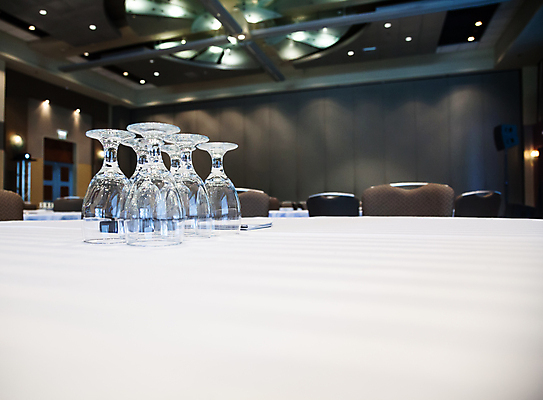 포토 JPG 해외이미지 종이 안경 가구 의자 비즈니스 유리 탁자 실내 사람없음 내부 펜 방 만남 식탁보 직물 회의실 해외202004 해외포토 잡화 생활용품 컨셉 재질 필기구 파일형식 이미지허브