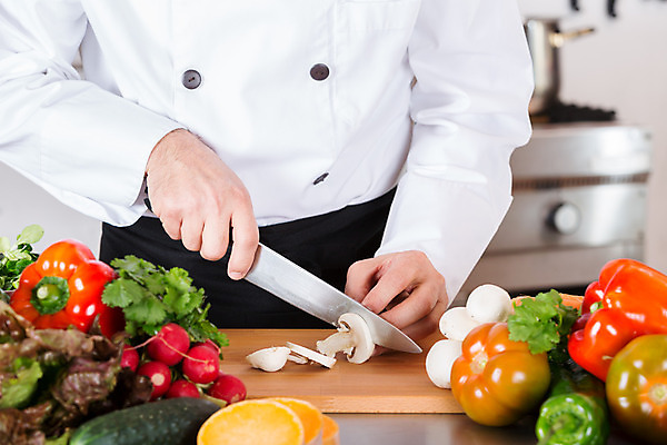 포토 JPG 해외이미지 직업 손 남자 유니폼 토마토 채소 탁자 호박 호텔 오이 건강 요리 한명 목재 빨간색 초록색 식당 요리사 앞치마 버섯 샐러드 신선 칼 상추 자르기 준비 후추 해외202004 해외포토 나무 1 옷 음식 컬러 가구 재료 모션 숙소 사람 신체부위 상점 향신료 파일형식 이미지허브