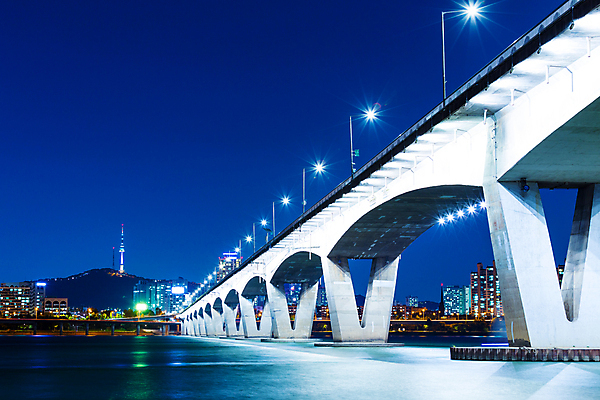 포토 JPG 해외이미지 야경 하늘 서울 한국 사람없음 야외 강 도시풍경 도시 고속도로 도심 대도시 가교 해외202004 해외포토 건축물 아시아 도로 풍경 야간 파일형식 풍경_경치 이미지허브