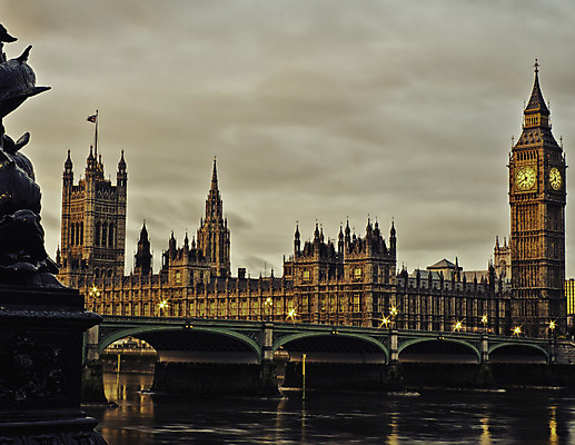 포토 JPG 해외이미지 문화 상징 시계 여행 건축양식 영국 풍경 사람없음 건물 물 강 반사 도시 역사 재산 런던 빅벤 흐림 국회 랜드마크 정부 템스강 해외202004 해외포토 자연요소 건축물 건축 유럽 날씨 잉글랜드 금융 시계탑 파일형식 이미지허브