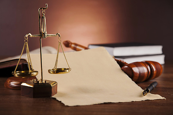 포토 JPG 해외이미지 실내 사람없음 오브젝트 법 의사봉 양팔저울 양피지 갈색배경 해외202004 해외포토 백그라운드 저울 내부 갈색 파일형식 이미지허브