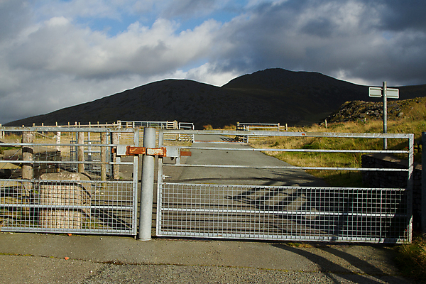 포토 JPG 해외이미지 구름 건축양식 난간 하늘 산 자물쇠 사람없음 야외 초록색 파란색 울타리 금속 보안 볼트 수평선 해외202004 해외포토 자연요소 건축 컬러 재질 안전 담장 공구 파일형식 이미지허브