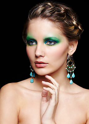 포토 JPG 해외이미지 백인 모델 라이프스타일 헤어스타일 손 여자 유럽 얼굴 장신구 손가락 건강 한명 사람 초록색 파란색 유행 귀걸이 검은색 화장품 터치 흰색 화려 보석 피부 아이섀도 스타일 해외202004 해외포토 서양인 1 나라 컬러 컨셉 생활 신체부위 뷰티 광석 파일형식 이미지허브