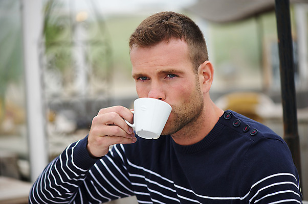 포토 JPG 해외이미지 백인 모델 라이프스타일 응시 남자 커피 음료 모래 바다 여행 의자 자연 휴가 휴식 한명 사람 성인 야외 컵 여름 파란색 태양 갈색 유행 카페 흰색 휴게실 맛 아침식사 스웨터 스마트 휴양지 아로마 에스프레소 내추럴 스타일 해외202004 해외포토 자연요소 서양인 1 식기 시선 계절 컬러 가구 컨셉 상의 생활 상점 식사 장소 생태계 파일형식 이미지허브