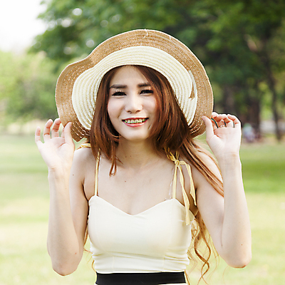 포토 JPG 해외이미지 나무 백인 모델 라이프스타일 응시 드레스 공원 여자 행복 여행 컨셉 잎 자연 휴가 건강 한명 미소 사람 동양인 성인 야외 초록색 여름 여행객 정원 봄 기쁨 시골 신선 내추럴 해외202004 해외포토 서양인 식물 1 시선 옷 계절 공공시설 감정 컬러 표정 인종 생활 생태계 파일형식 이미지허브