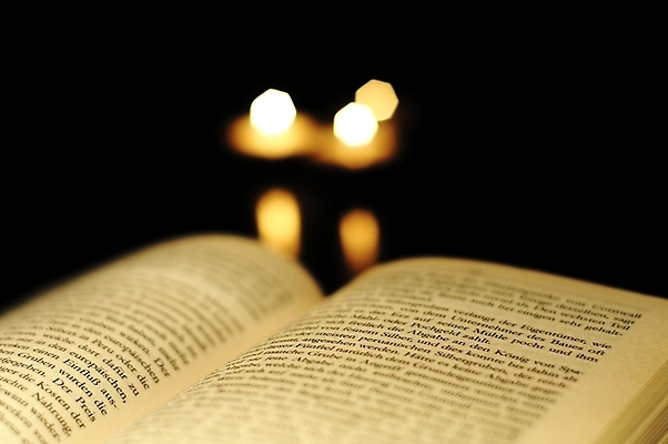 포토 JPG 해외이미지 교육 종교 크리스마스 학교 따뜻함 사람없음 책 빛 스터디 교회 우주 믿음 검은색 성경 어둠 골동품 오픈 예수 도서관 읽기 페이지 신성 신앙심 카피스페이스 해외202004 해외포토 기념일 감정 컬러 종교용품 종교건축 모션 건물 학습 공백 신_종교 파일형식 이미지허브