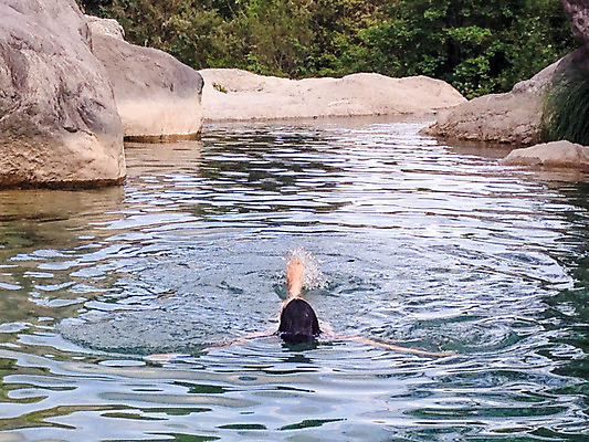 포토 JPG 해외이미지 나무 식물 스포츠 자연 휴식 산 풍경 사람없음 야외 물 파란색 강 평화 골짜기 수영 이탈리아 폭포 하이킹 개울 웅덩이 암초 내추럴 해외202004 해외포토 자연요소 유럽 컬러 컨셉 레저 수상스포츠 생태계 파일형식 이미지허브