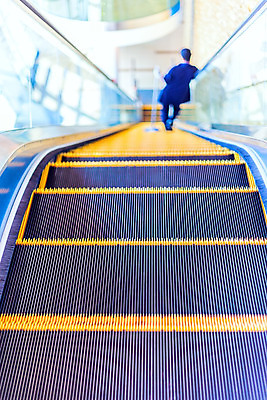 포토 JPG 해외이미지 디자인 여행 포즈 백그라운드 컨셉 패턴 비즈니스 건축양식 창문 교통시설 모션 유리 하늘 추상 아이디어 실내 사람 사람없음 건물 파란색 쇼핑 사무실 유행 걷기 계단 상점 도시 보행자 역 공항 소프트포커스 쇼핑몰 속도 장면 에스컬레이터 단계 해외202004 해외포토 건축물 건축 컬러 교통 무늬 재질 촬영기법 내부 시설 파일형식 이미지허브