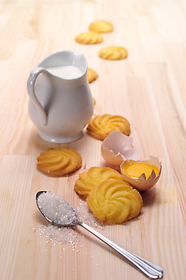 포토 JPG 해외이미지 주전자 사람없음 쿠키 계란 숟가락 우유 설탕 준비 제빵 나무배경 해외202004 해외포토 백그라운드 주방용품 디저트 유제품 수저 제과제빵 알 파일형식 이미지허브