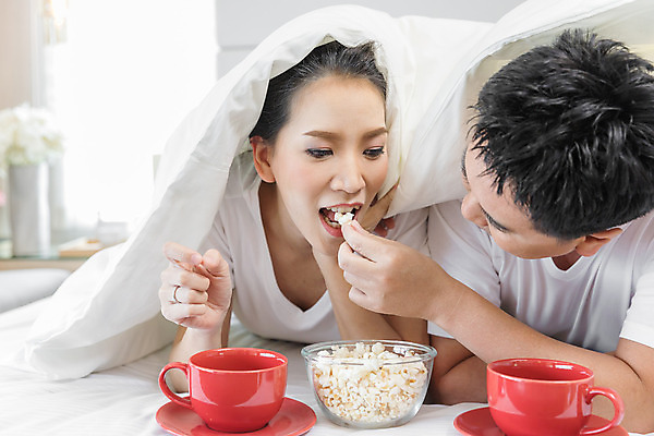 포토 JPG 해외이미지 백인 라이프스타일 커플 여자 남자 행복 커피 음료 장난 포옹 아침 남편 주택 함께함 발렌타인데이 사랑 미소 사람 두명 컵 식사 침실 침대 아내 아침식사 먹기 팝콘 거짓말 해외202004 해외포토 주간 서양인 식기 감정 가구 컨셉 관계 안기 모션 데이이벤트 표정 건물 생활 파일형식 이미지허브