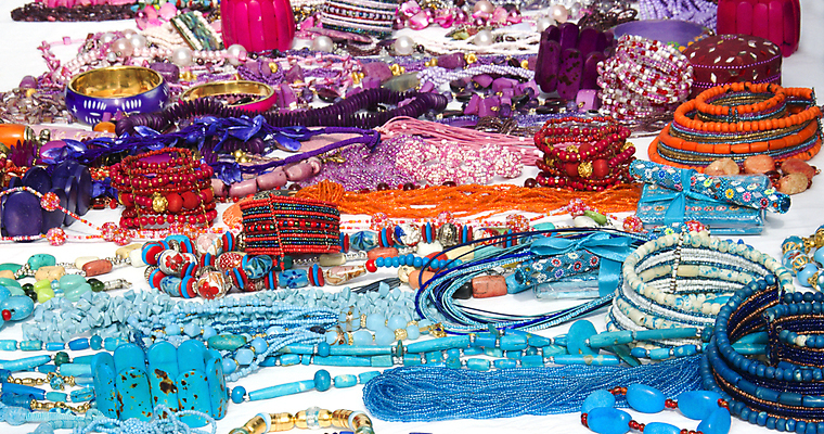 포토 JPG 해외이미지 목걸이 장신구 팔찌 유리 사람없음 빨간색 초록색 파란색 컬러풀 금속 바위 황금 은색 색동 터키석 세련 해외202004 해외포토 컬러 재질 돌_바위 보석 파일형식 이미지허브