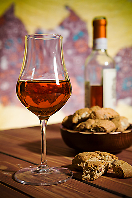 포토 JPG 해외이미지 전통 음식 조각 유리 디저트 사람없음 세로 갈색 쿠키 와인 이탈리아 시골 사발 달콤 맛 굽기 아몬드 토스카나 페스츄리 해외202004 해외포토 유럽 빵 컬러 컨셉 재질 주류 견과류 사기그릇 구이 파일형식 이미지허브