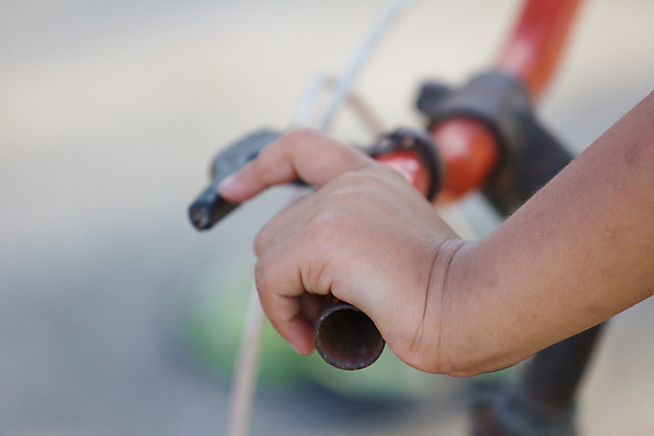 포토 JPG 해외이미지 백인 라이프스타일 손 계절 공원 여자 행복 아들 어린이 스포츠 남편 휴가 건강 손잡이 안전 소년 성인 사람없음 야외 여름 운동복 청춘 자전거 잡기 도움 가르침 아빠 승차 헬멧 순환 해외202004 해외포토 서양인 옷 공공시설 교육 남자 감정 컨셉 가족 모션 사람 생활 신체부위 바이크 보호장비 파일형식 이미지허브