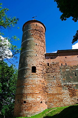 포토 JPG 해외이미지 구름 건축양식 창문 자연 하늘 지붕 동화 유물 벽돌 석조 사람없음 건물 빨간색 파란색 탑 궁전 중세 역사 신비 공상 마법 리투아니아 옛날 왕국 해외202004 해외포토 자연요소 전통 건축물 건축 유럽 컬러 컨셉 고건축 생태계 파일형식 이미지허브