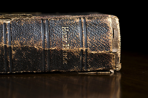 포토 JPG 해외이미지 전통 교육 기독교 종교 길 텍스트 탁자 사람없음 책 갈색 성경 손상 수확 골동품 얼룩 역사 황금 가죽 오브젝트 신성 그런지 신앙심 옛날 해외202004 해외포토 컬러 가구 컨셉 농업 종교용품 파일형식 이미지허브