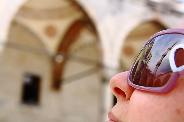 포토 JPG 해외이미지 백인 디자인 여자 종교 여행 건축양식 이스탄불 한명 사람 파란색 반사 유행 여행객 이슬람교 모스크 동쪽 칠면조 옛날 해외202004 해외포토 서양인 1 건축 컬러 조류 방향 파일형식 튀르키예 이미지허브