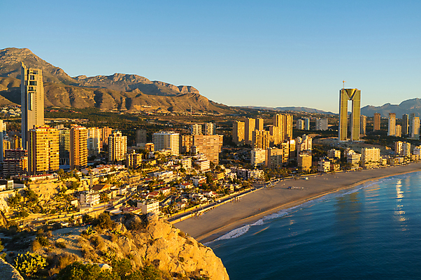 포토 JPG 해외이미지 유럽 모래 바다 여행 호텔 아파트 풍경 사람없음 건물 가로 물 도시풍경 햇빛 맑음 고층빌딩 도시 만 스페인 지중해 휴양지 타운 스카이라인 스페인어 알리칸테 카피스페이스 해외202004 해외포토 자연요소 건축물 나라 숙소 날씨 주택 빌딩 태양 공백 장소 파일형식 이미지허브