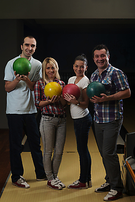 포토 JPG 해외이미지 백인 라이프스타일 여자 남자 행복 스포츠 포즈 공 응원 청소년 실내 사람 여러명 성인 세명 경쟁 우정 에너지 잡기 던지기 볼링 시원함 단절 해외202004 해외포토 서양인 감정 다수 컨셉 모션 내부 생활 친구 구기 파일형식 이미지허브