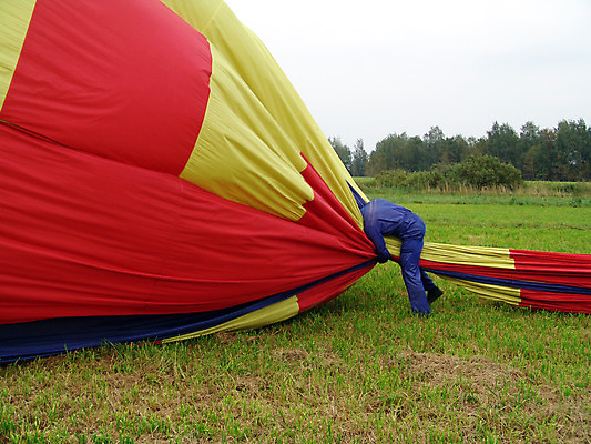 포토 JPG 해외이미지 주간 전신 한명 사람 풍경 사람없음 야외 옆모습 열기구 잡기 준비 설치 해외202004 해외포토 자연요소 1 뷰포인트 항공교통 모션 파일형식 이미지허브