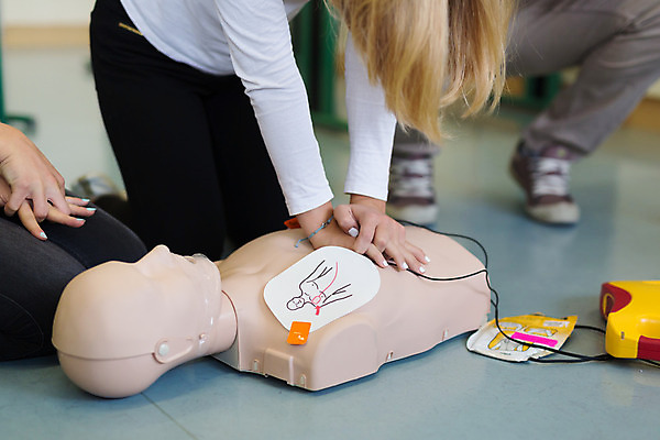 포토 JPG 해외이미지 여자 남자 어린이 여러명 상반신 옆모습 하반신 마네킹 연습 심폐소생술 어린이만 자동제세동기 흉부압박 해외202004 해외포토 뷰포인트 다수 의학 사람 파일형식 이미지허브