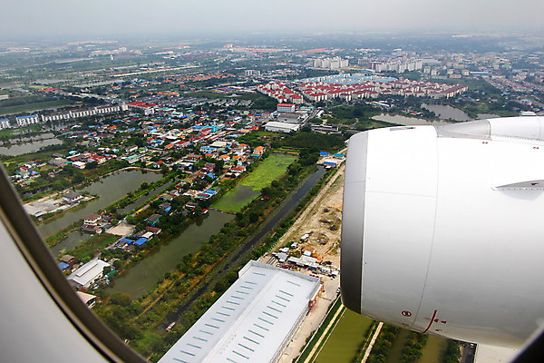 포토 JPG 해외이미지 유럽 지구 여행 백그라운드 날개 자연 하늘 비행기 안테나 풍경 사람없음 초록색 파란색 마을 흰색 도시 정상 땅 리빙 대패 땅바닥 해외202004 해외포토 나라 컬러 통신 항공교통 대중교통 바닥 생태계 파일형식 이미지허브