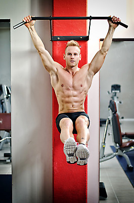 포토 JPG 해외이미지 백인 남자 스포츠 운동화 십자가 신체 근육 실내 매달리기 건강 한명 사람 건물 운동 힘 장비 바 당기기 몸무게 보디빌더 연습 체육관 근육질 무거움 크로스핏 해외202004 해외포토 서양인 1 건축물 신발 모션 내부 무게 보디빌딩 몸매 파일형식 이미지허브